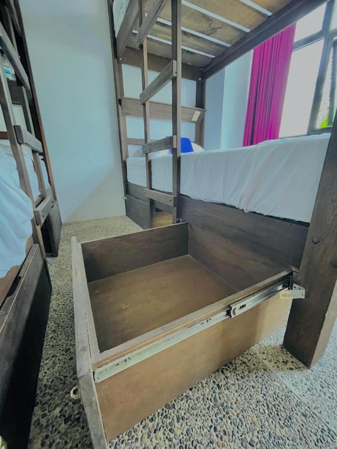 Hostal Muertos *